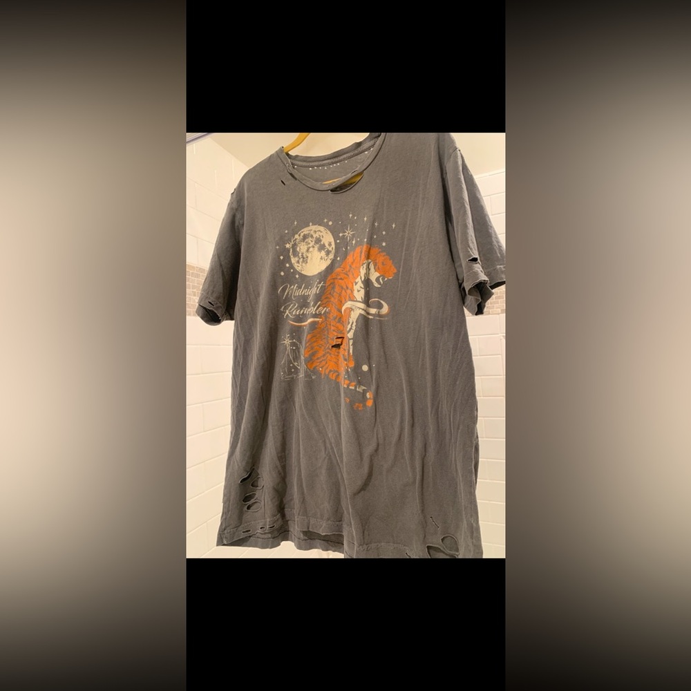 Gray Graphic Distressed Women’s Tee